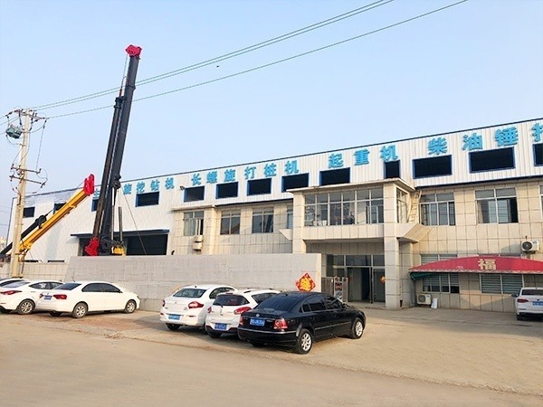 需要注意小型旋挖钻机发动机如何保养？